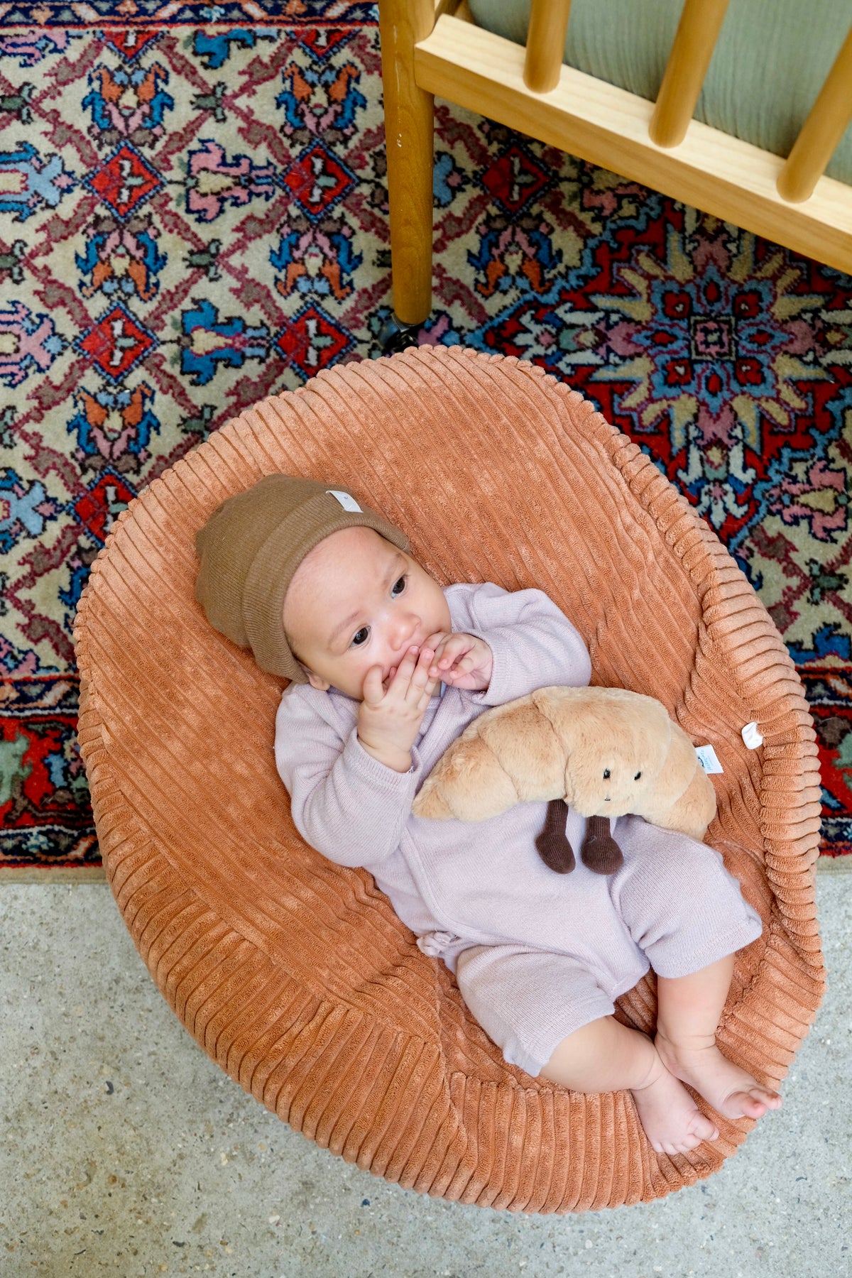 bébé sur nid cannelle avec bonnet noisette