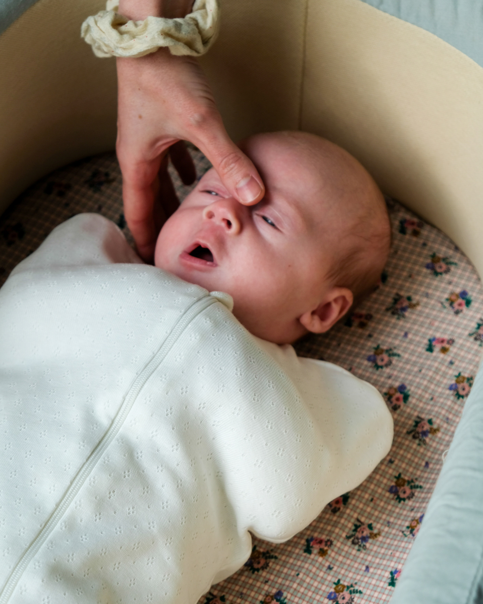 Emmailloteuse Pointelle - bébé en cours d'endormissement
