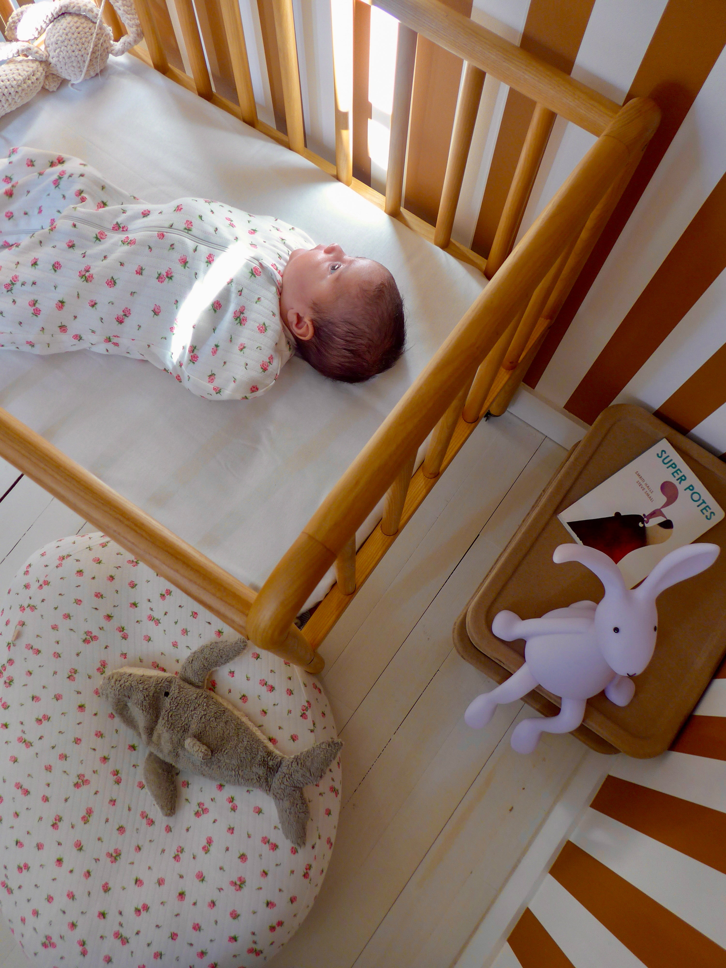 Bébé pris en photo dans son lit à barreaux