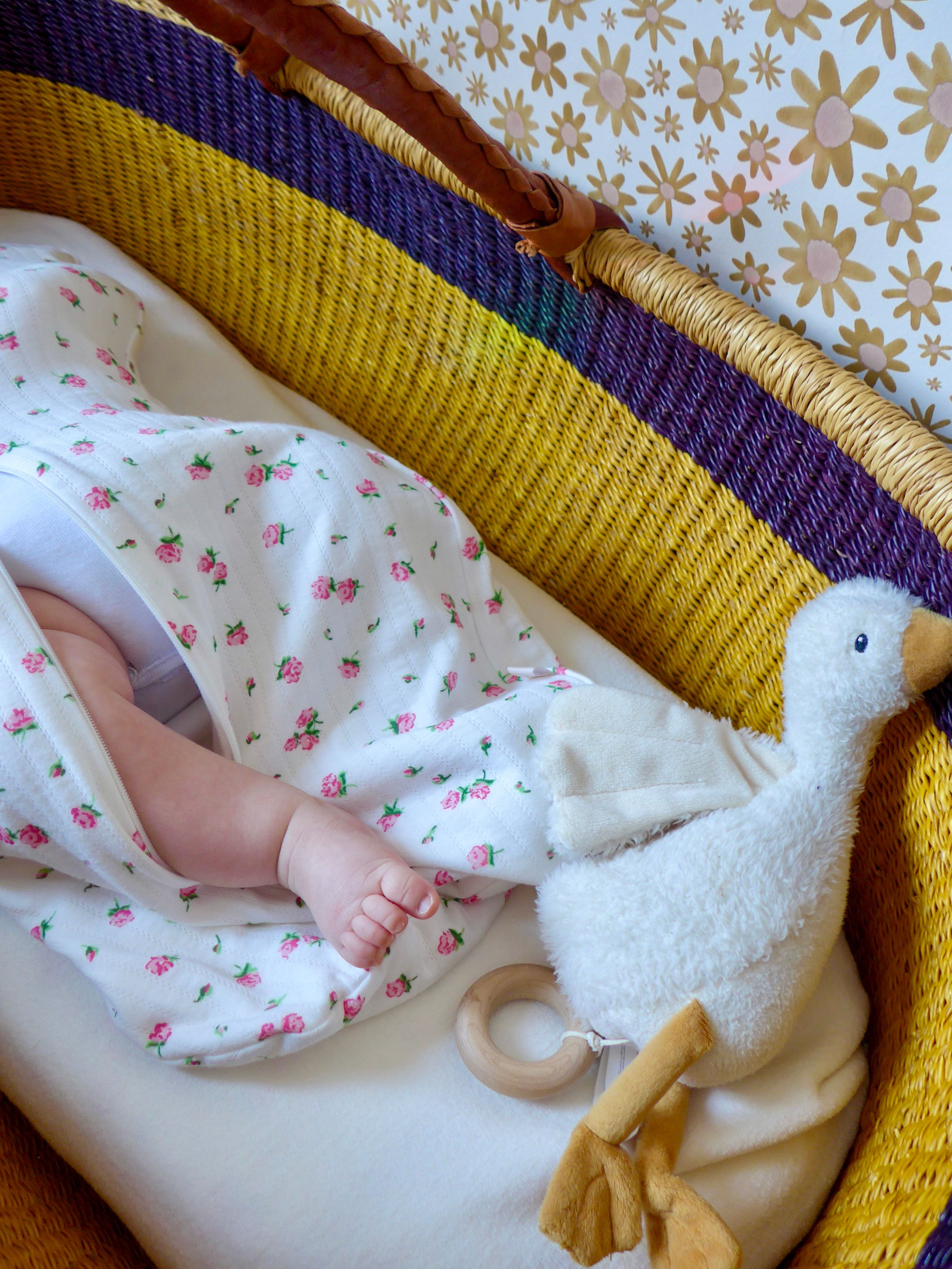 Jambes de bébé dans un couffin