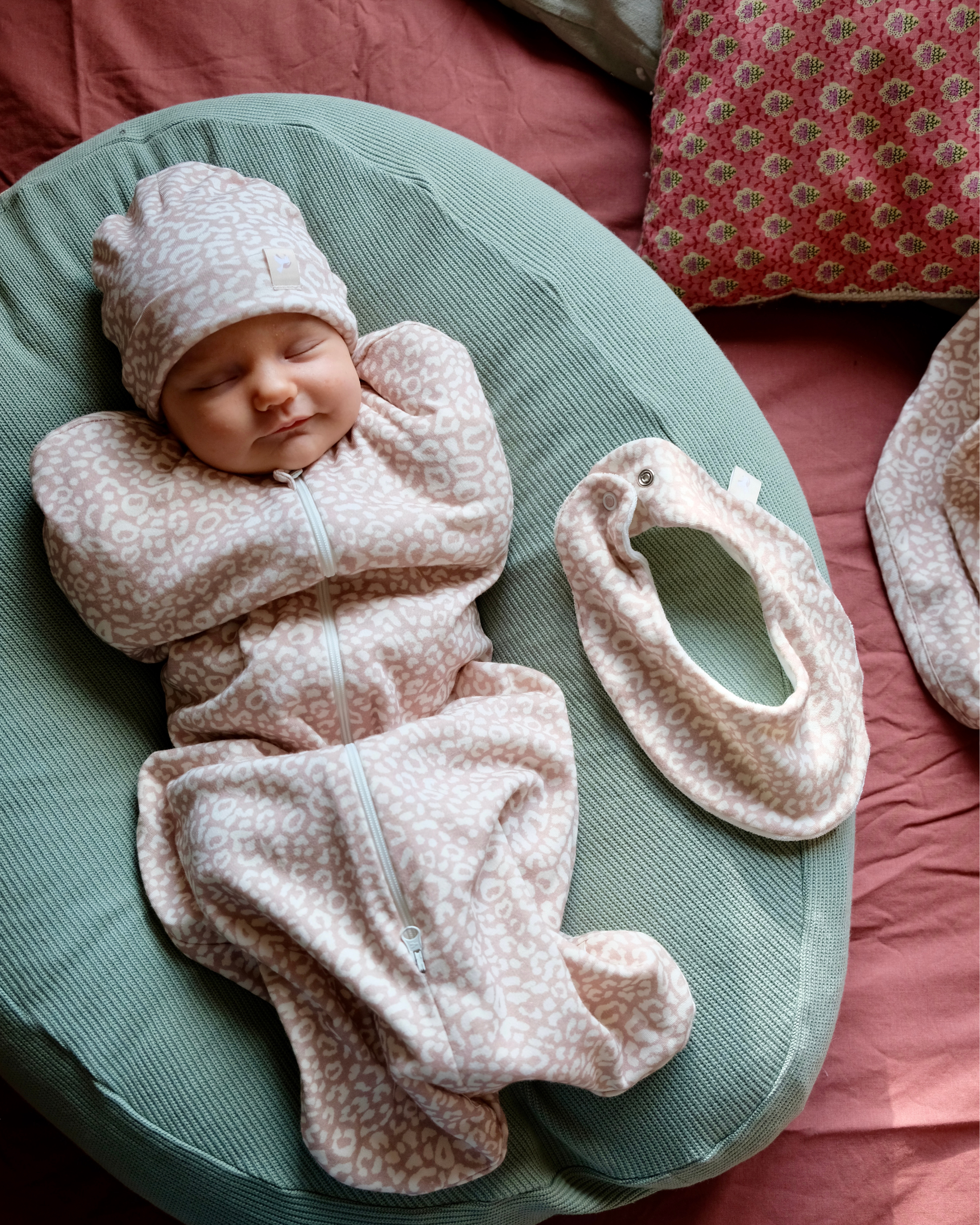 Bébé qui dort dans son nid bag
