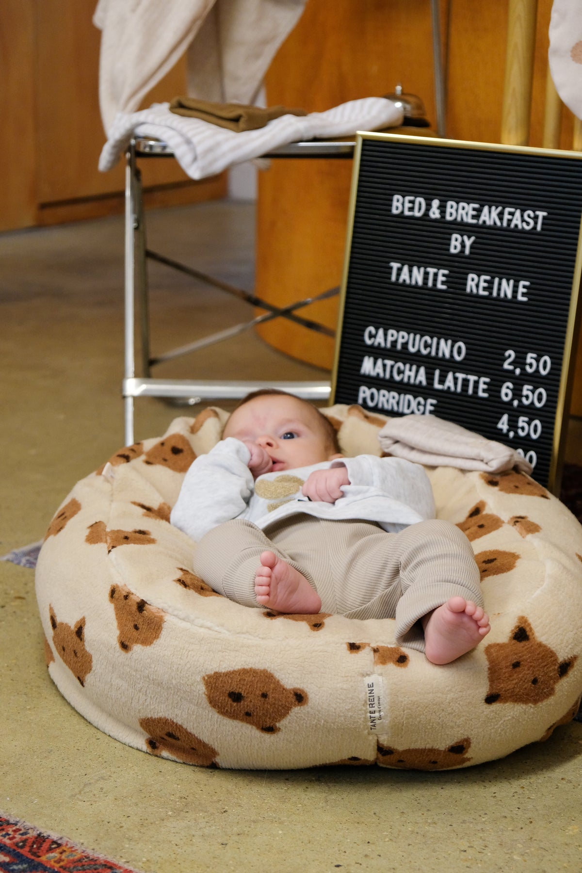 bebe sur un nid bag housse coussin allaitement