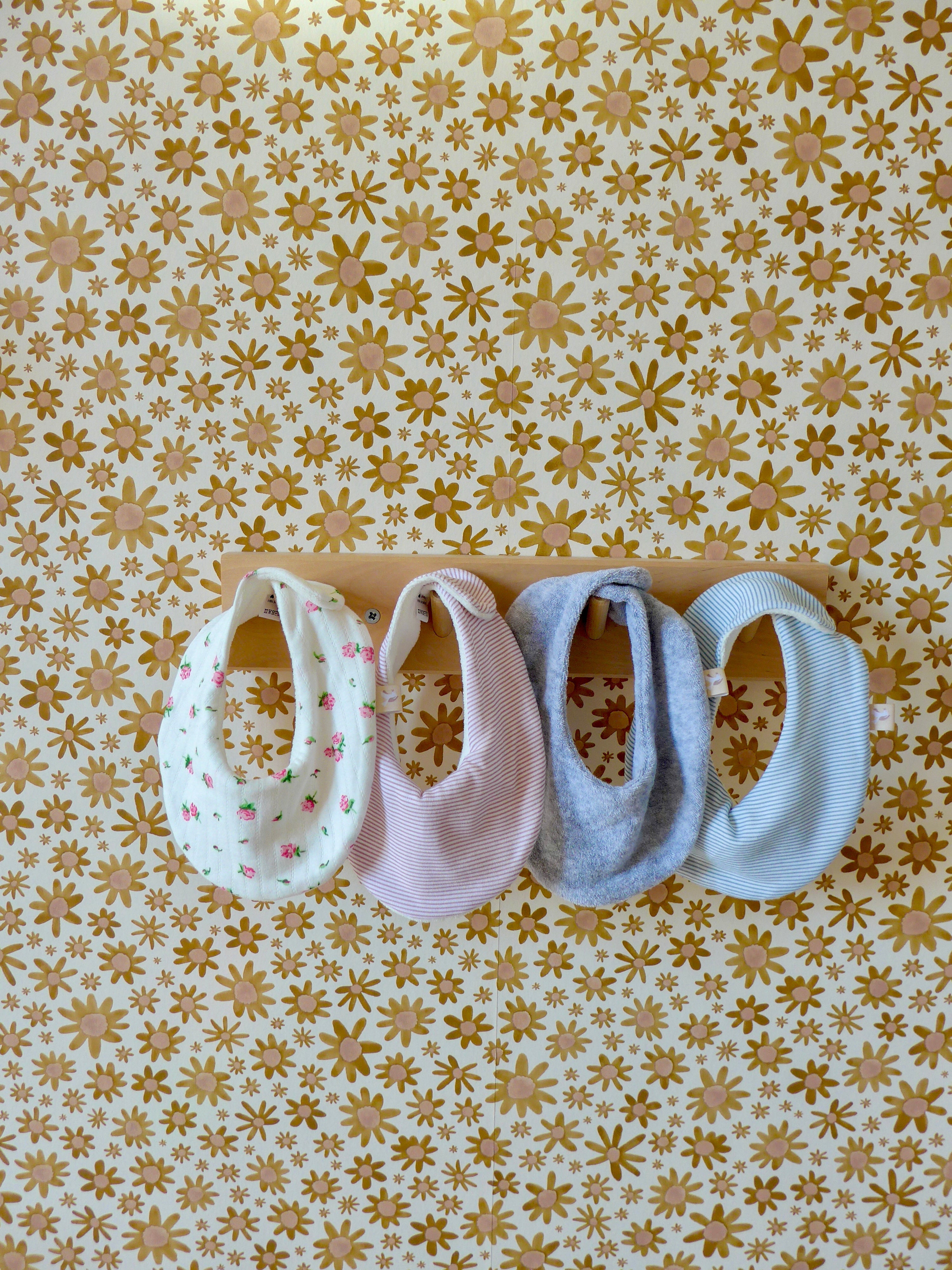 Des bavoirs pour bébé suspendus au mur 