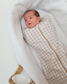Bébé dans son berceau mis dans une emmailloteuse Tante Reine