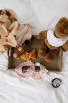 Plateau de petit déjeuner avec peluche et bavoirs