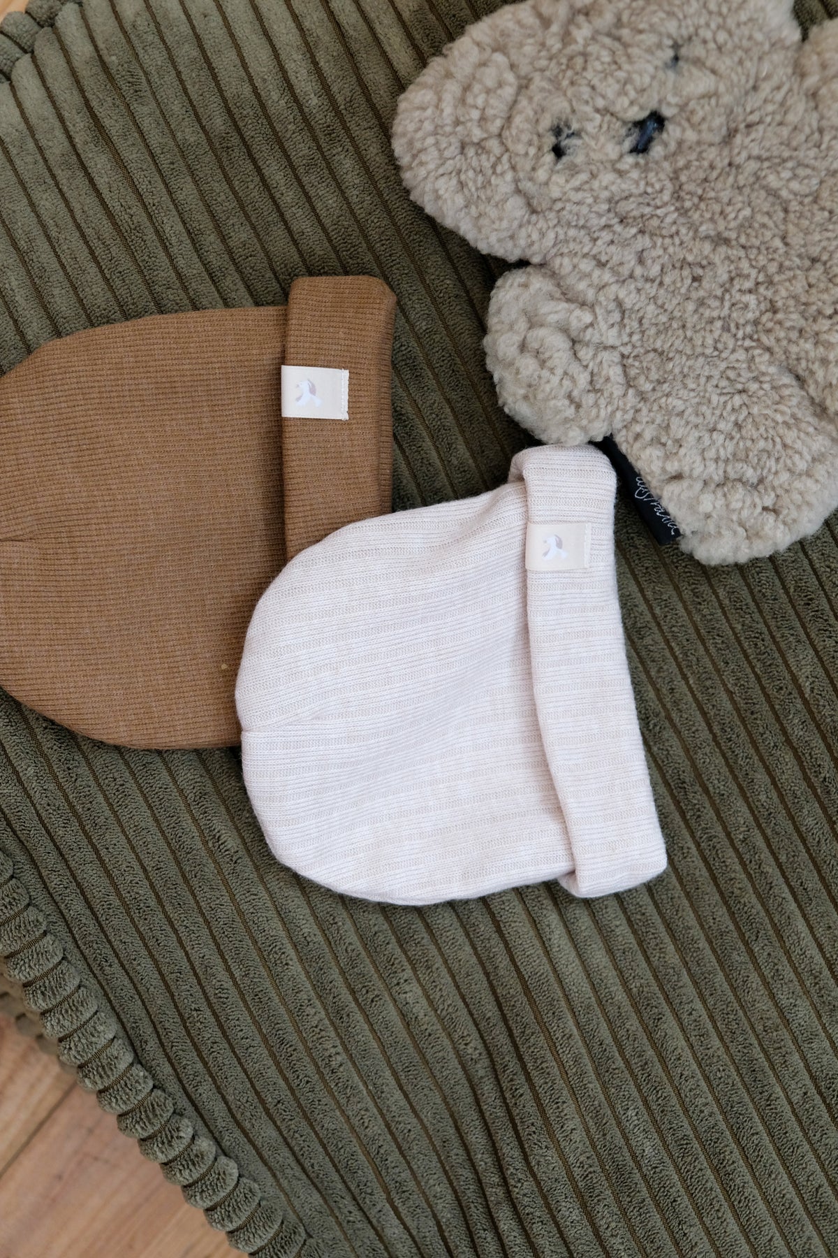 ensemble de deux bonnets de naissance sur un nid