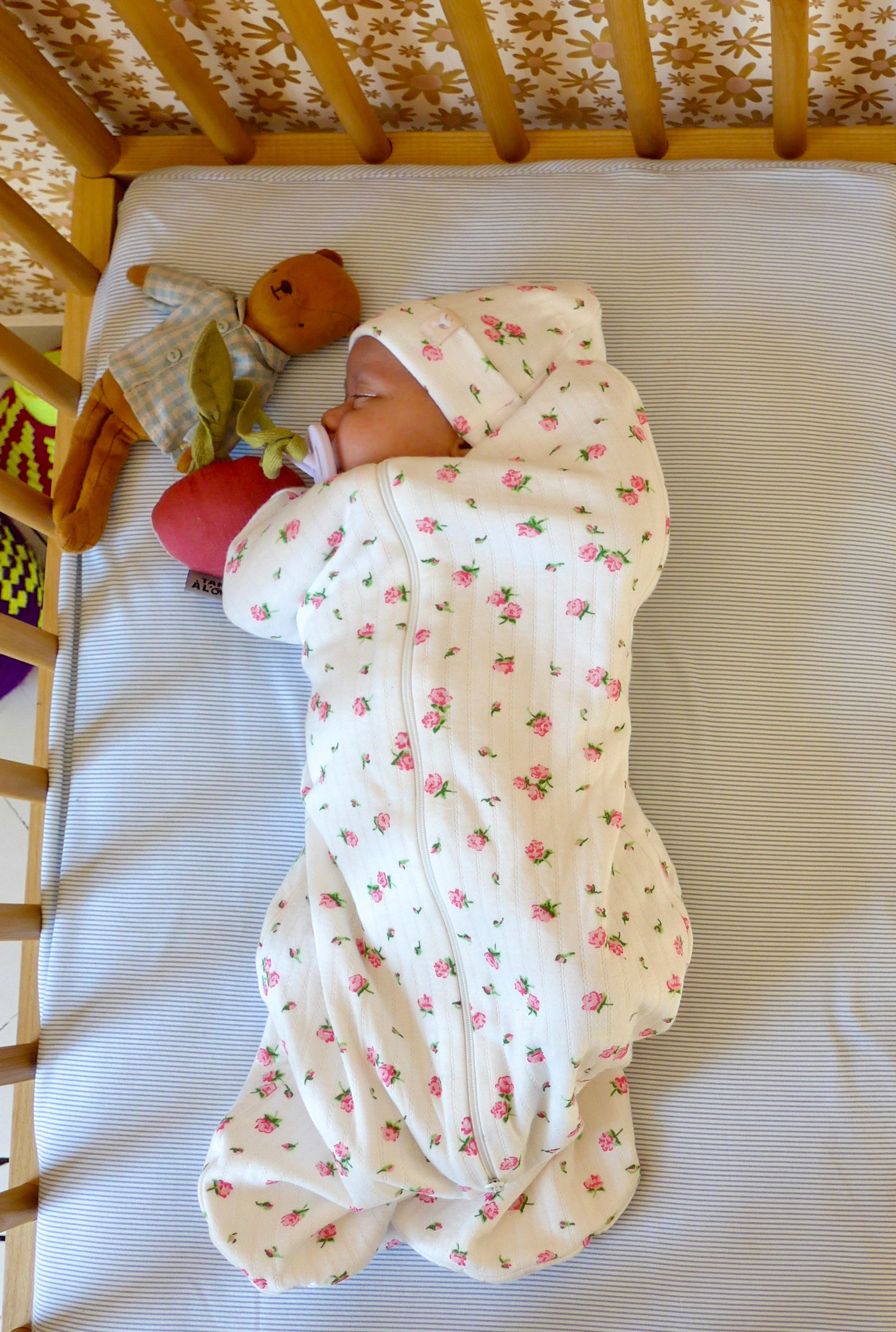 Bébé qui dort dans son lit à barreaux