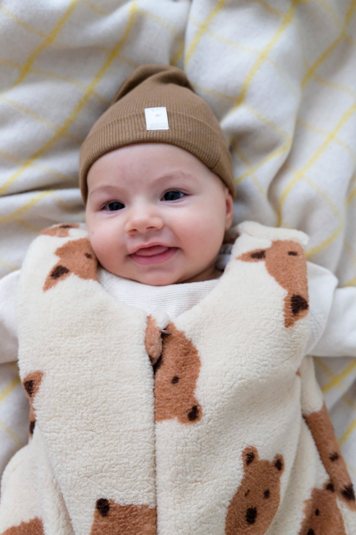bebe souriantd ans gigoteuse hiver friends et bonnet noisette