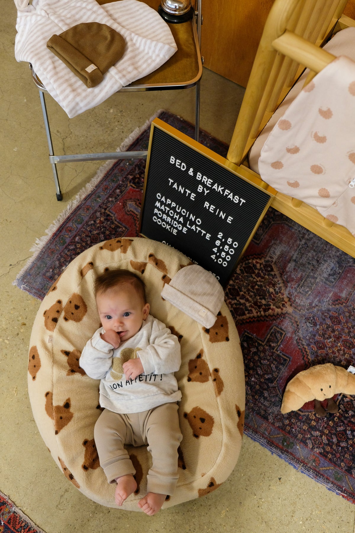 bebe sur nid bag et tapis berbere automne